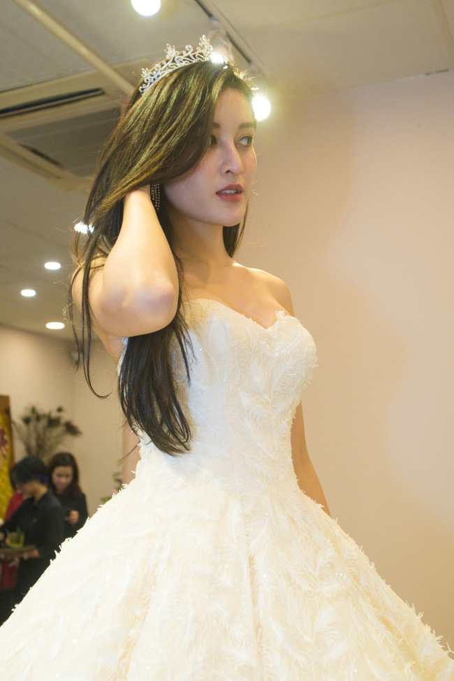 Huyền My lộ ảnh thử váy cưới, cư dân mạng xôn xao tin dàn Á hậu rủ nhau lấy chồng