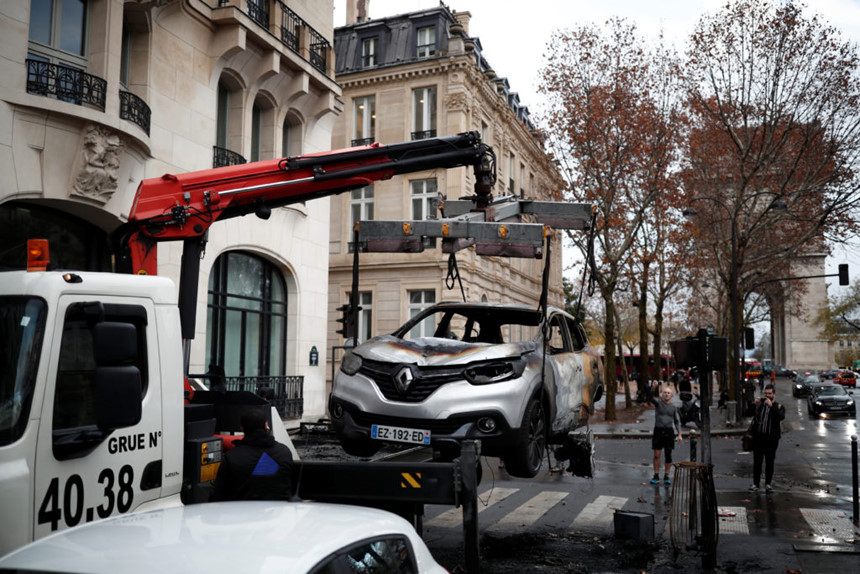 Khải Hoàn Môn tan hoang sau biểu tình lớn nhất thập niên ở Paris