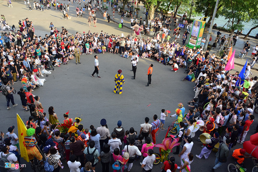 Lạc đà xuất hiện trên phố đi bộ hồ Gươm