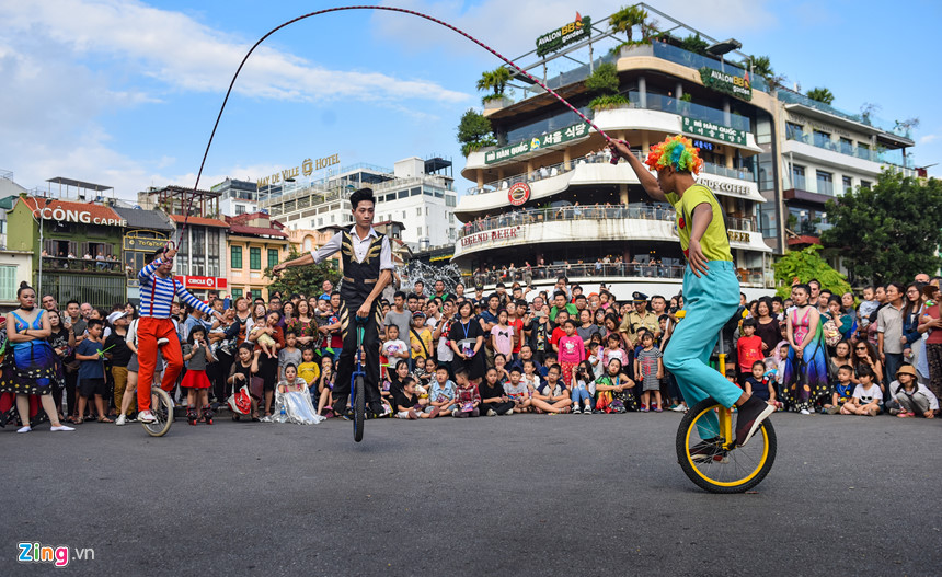 Lạc đà xuất hiện trên phố đi bộ hồ Gươm