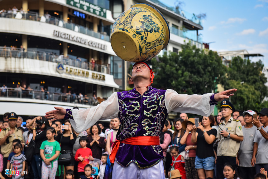 Lạc đà xuất hiện trên phố đi bộ hồ Gươm