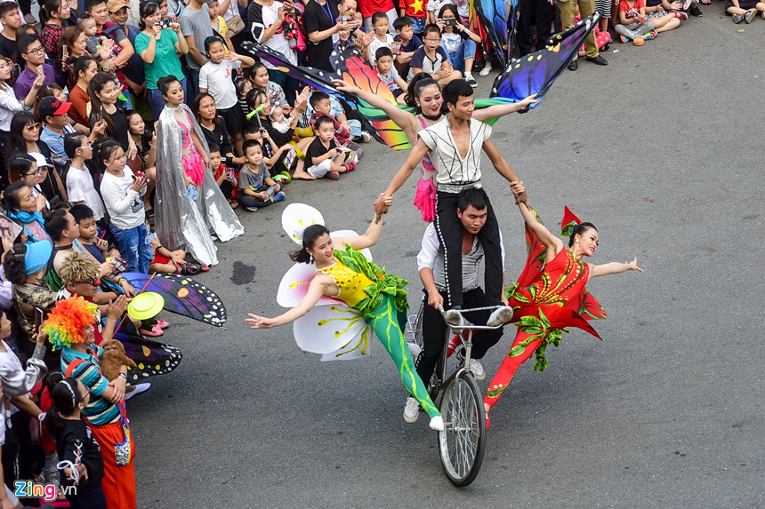 Lạc đà xuất hiện trên phố đi bộ hồ Gươm