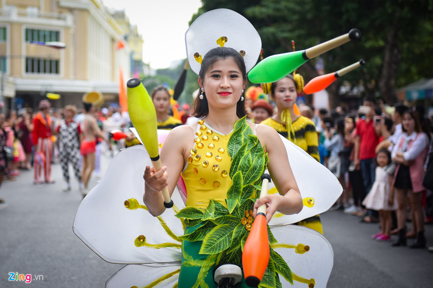 Lạc đà xuất hiện trên phố đi bộ hồ Gươm