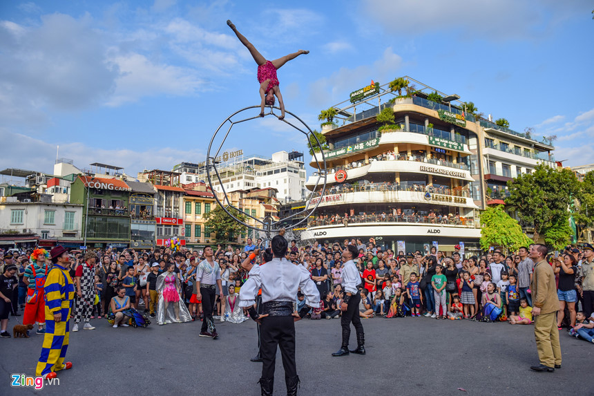 Lạc đà xuất hiện trên phố đi bộ hồ Gươm