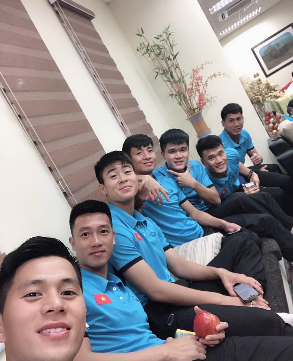 Bị hỏi giận gì mà ngồi xa Tư Dũng thế, Đình Trọng trả lời một câu khiến hội con dân muốn xỉu