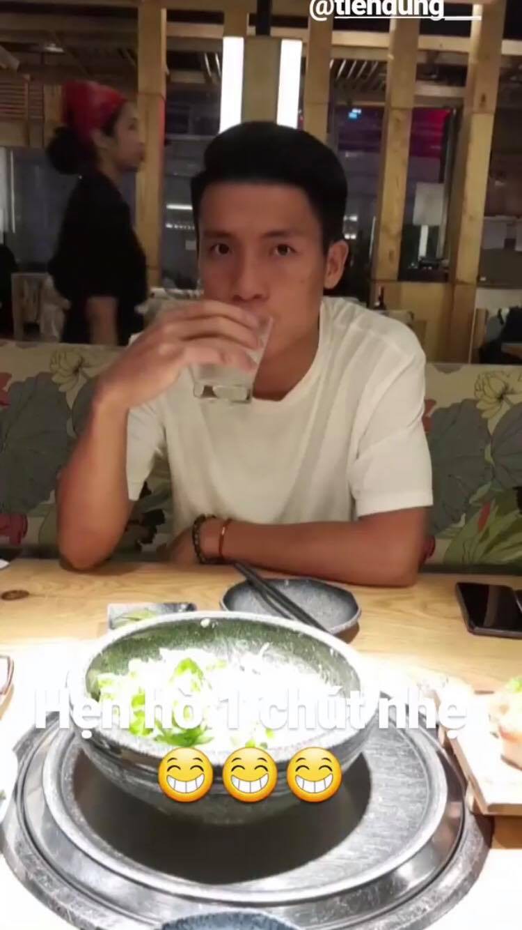 Bị hỏi giận gì mà ngồi xa Tư Dũng thế, Đình Trọng trả lời một câu khiến hội con dân muốn xỉu