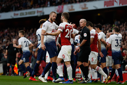 CĐV Tottenham bị bắt vì ném vỏ chuối sỉ nhục tiền đạo Arsenal