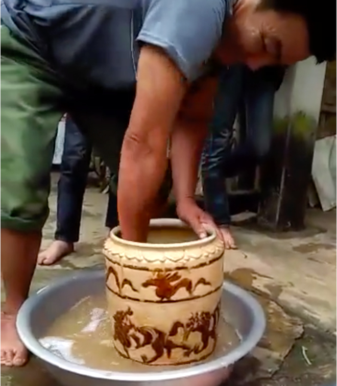 Vợ chồng nghèo đào được bình cổ có hình hổ vờn nhau, bán 400 triệu đồng ở Nghệ An