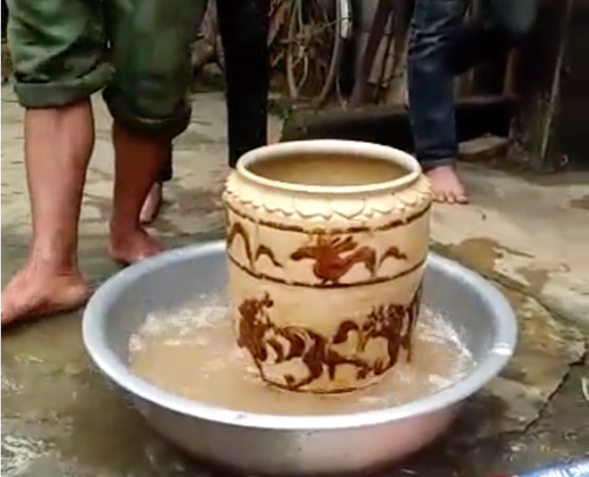 Vợ chồng nghèo đào được bình cổ có hình hổ vờn nhau, bán 400 triệu đồng ở Nghệ An