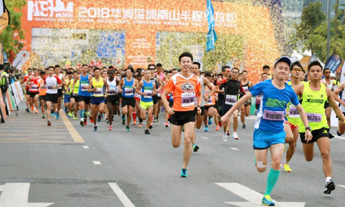 Công ty Trung Quốc trừ lương nhân viên không đi đủ 180.000 bước