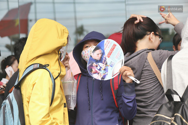 Mặc nắng nóng, hàng nghìn sinh viên Sài Gòn xếp hàng đăng ký thi TOEIC suốt nhiều giờ đồng hồ