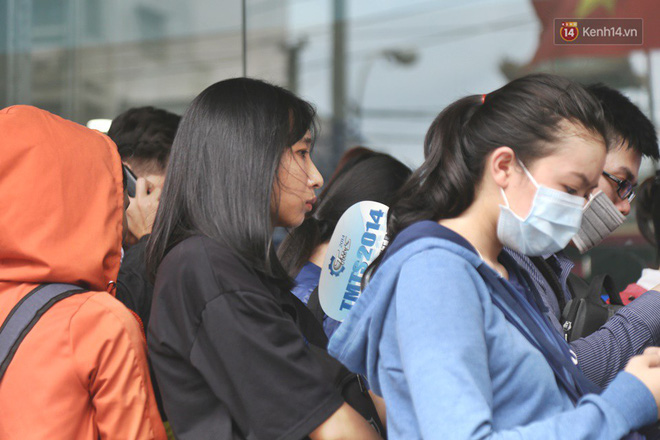Mặc nắng nóng, hàng nghìn sinh viên Sài Gòn xếp hàng đăng ký thi TOEIC suốt nhiều giờ đồng hồ