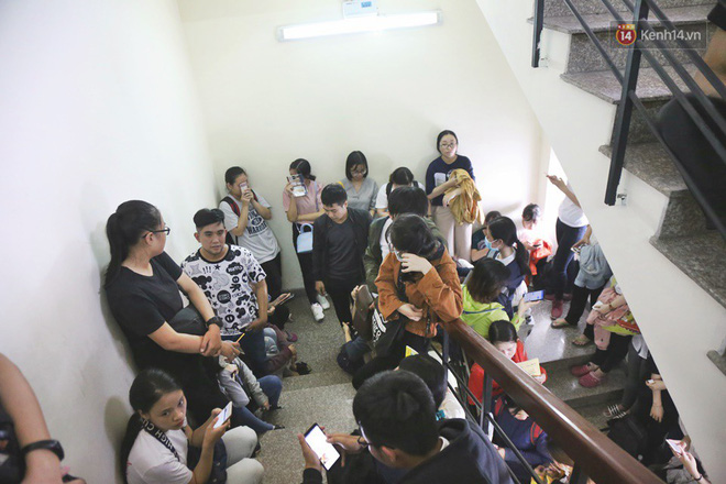 Mặc nắng nóng, hàng nghìn sinh viên Sài Gòn xếp hàng đăng ký thi TOEIC suốt nhiều giờ đồng hồ