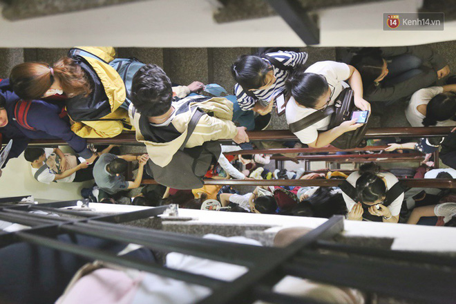 Mặc nắng nóng, hàng nghìn sinh viên Sài Gòn xếp hàng đăng ký thi TOEIC suốt nhiều giờ đồng hồ