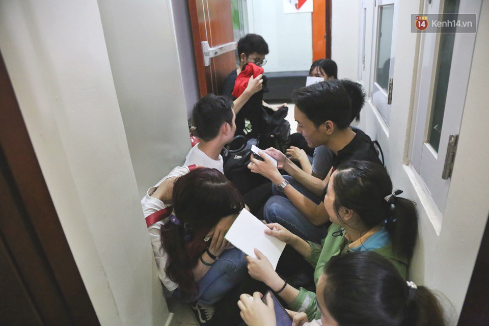 Mặc nắng nóng, hàng nghìn sinh viên Sài Gòn xếp hàng đăng ký thi TOEIC suốt nhiều giờ đồng hồ