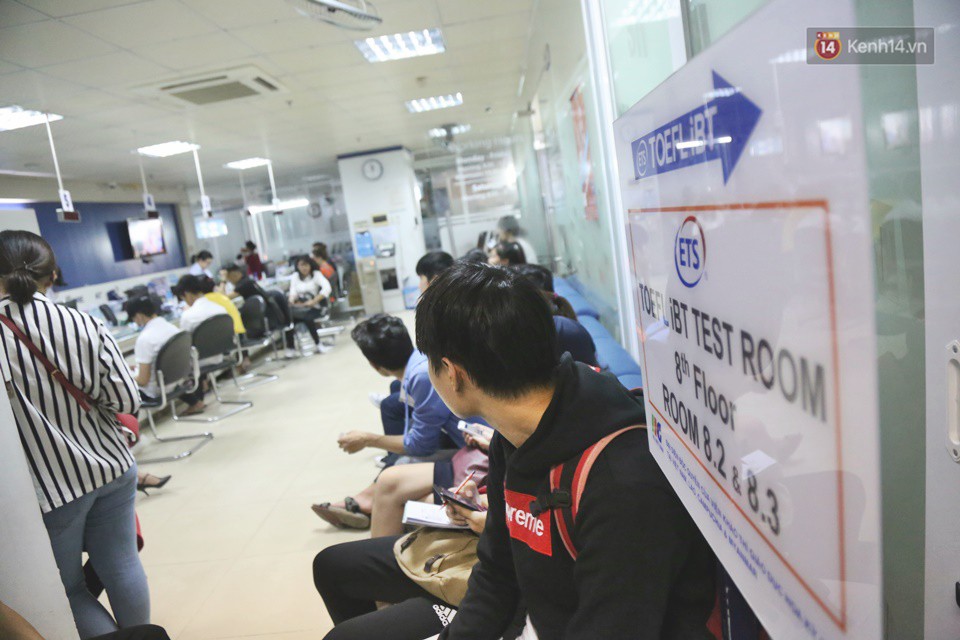 Mặc nắng nóng, hàng nghìn sinh viên Sài Gòn xếp hàng đăng ký thi TOEIC suốt nhiều giờ đồng hồ