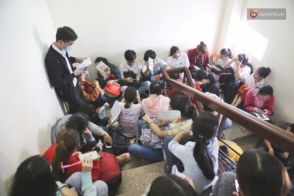 Mặc nắng nóng, hàng nghìn sinh viên Sài Gòn xếp hàng đăng ký thi TOEIC suốt nhiều giờ đồng hồ