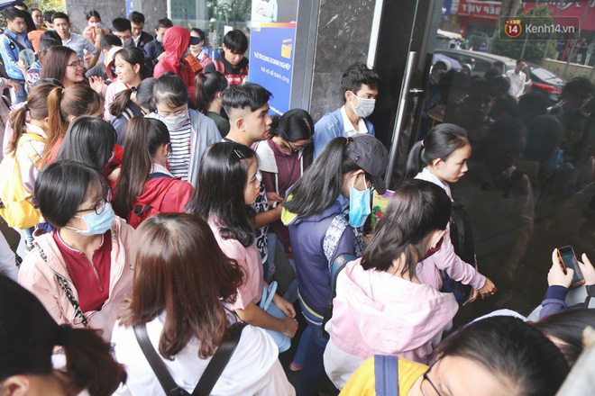 Mặc nắng nóng, hàng nghìn sinh viên Sài Gòn xếp hàng đăng ký thi TOEIC suốt nhiều giờ đồng hồ