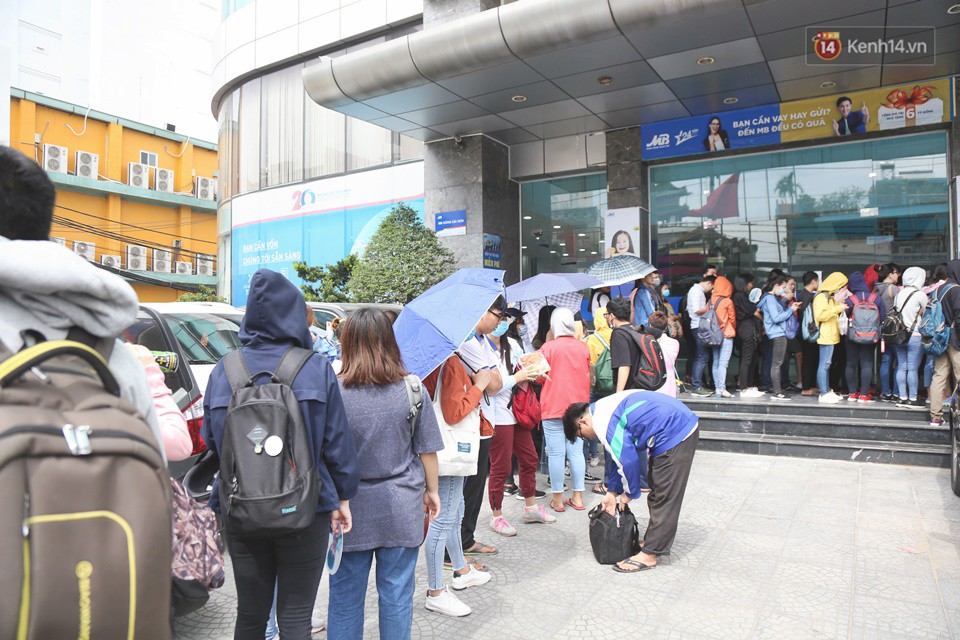 Mặc nắng nóng, hàng nghìn sinh viên Sài Gòn xếp hàng đăng ký thi TOEIC suốt nhiều giờ đồng hồ