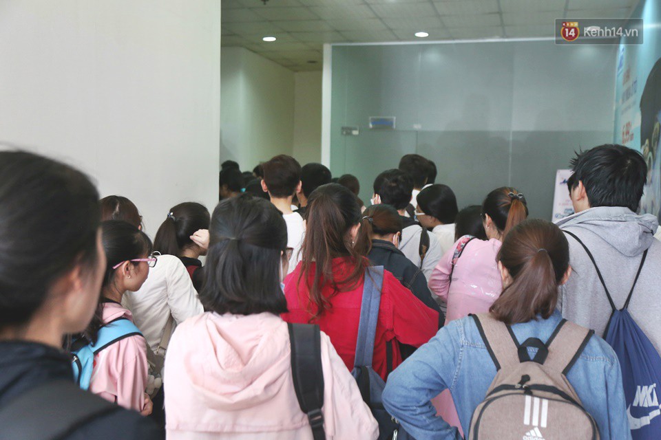 Mặc nắng nóng, hàng nghìn sinh viên Sài Gòn xếp hàng đăng ký thi TOEIC suốt nhiều giờ đồng hồ