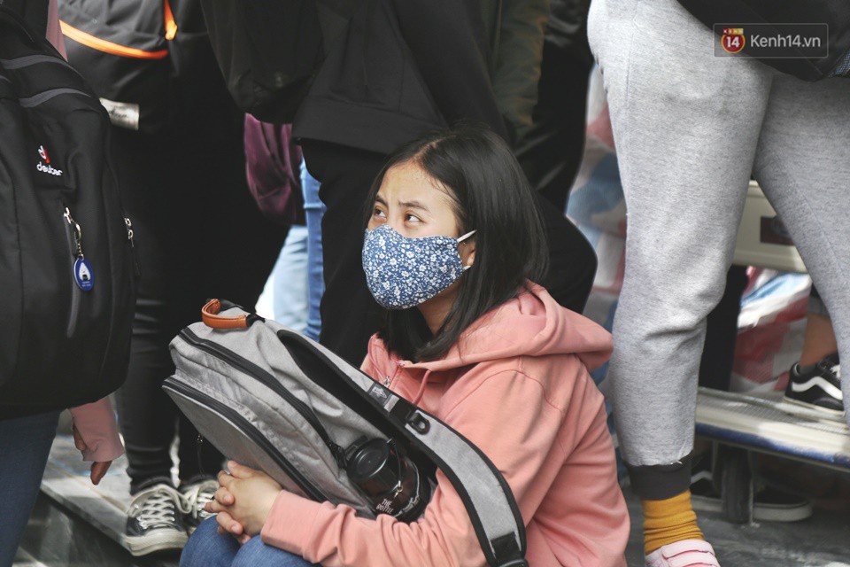 Mặc nắng nóng, hàng nghìn sinh viên Sài Gòn xếp hàng đăng ký thi TOEIC suốt nhiều giờ đồng hồ