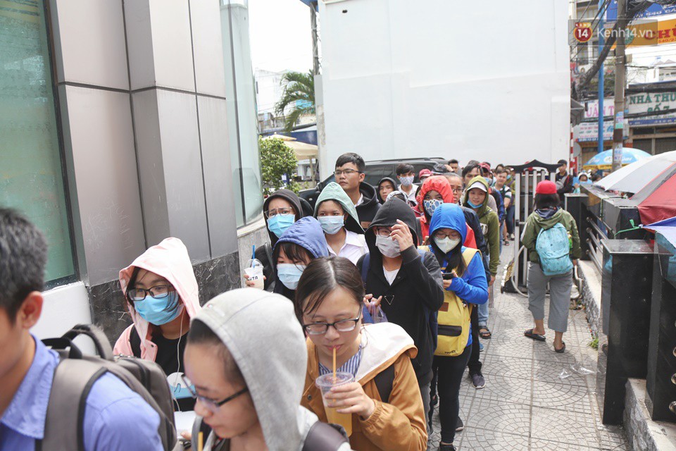 Mặc nắng nóng, hàng nghìn sinh viên Sài Gòn xếp hàng đăng ký thi TOEIC suốt nhiều giờ đồng hồ