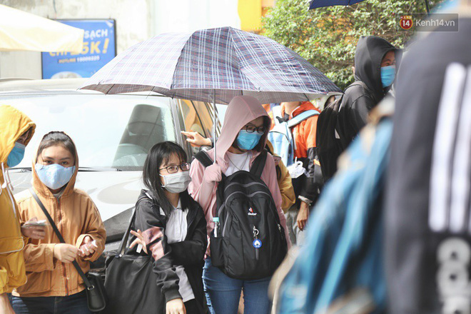 Mặc nắng nóng, hàng nghìn sinh viên Sài Gòn xếp hàng đăng ký thi TOEIC suốt nhiều giờ đồng hồ