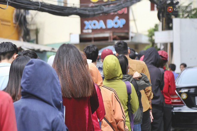 Mặc nắng nóng, hàng nghìn sinh viên Sài Gòn xếp hàng đăng ký thi TOEIC suốt nhiều giờ đồng hồ