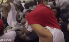 CĐV Việt Nam và Philippines đổi áo, bắt tay trên khán đài được ca ngợi: Đây chính là thể thao