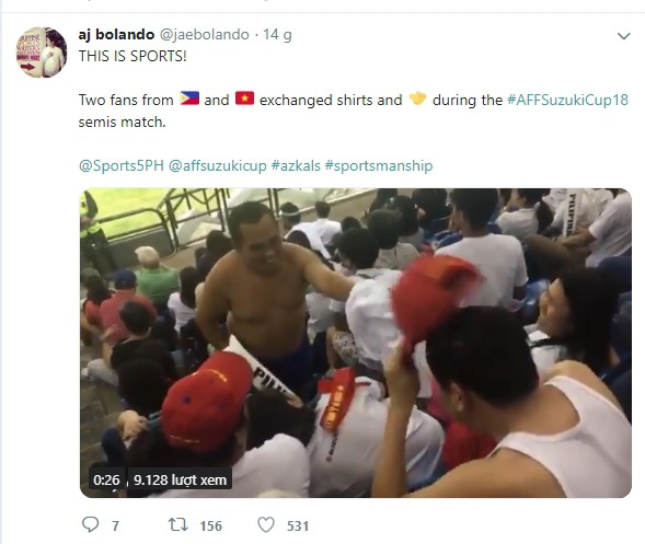 CĐV Việt Nam và Philippines đổi áo, bắt tay trên khán đài được ca ngợi: Đây chính là thể thao
