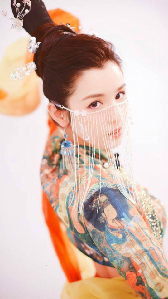 Xuất hiện mỹ nhân Tân Cương đẹp như tiên nữ khiến cả Trung Quốc đang ráo riết lùng sục