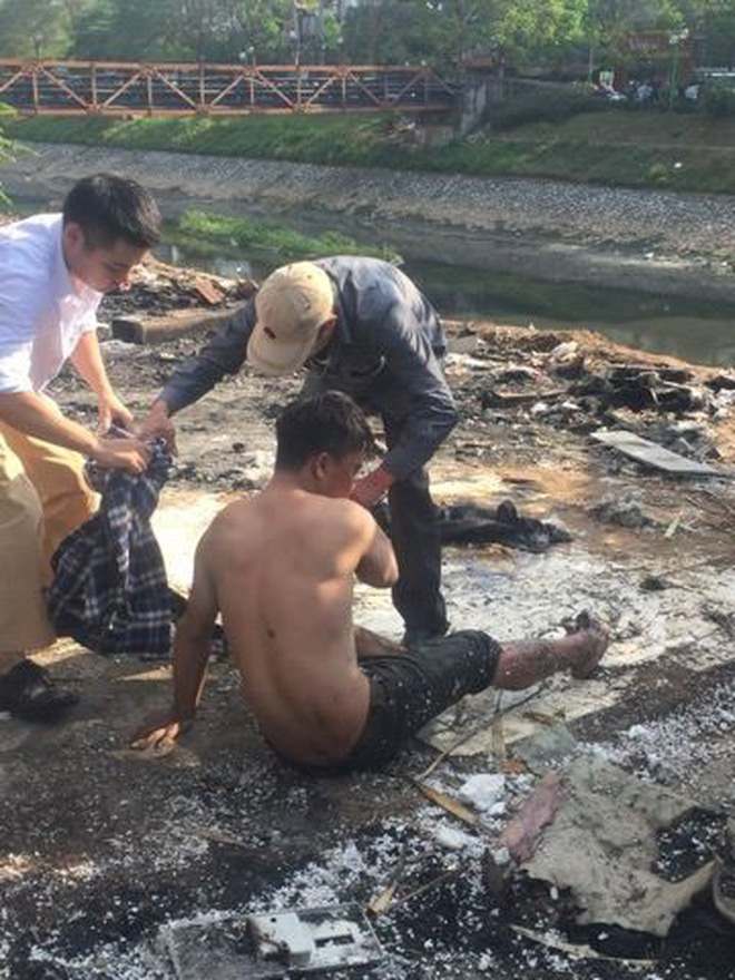 Hà Nội: Người đàn ông nghi ngáo đá nhảy xuống sông Tô Lịch, may mắn được công an và người dân cứu sống