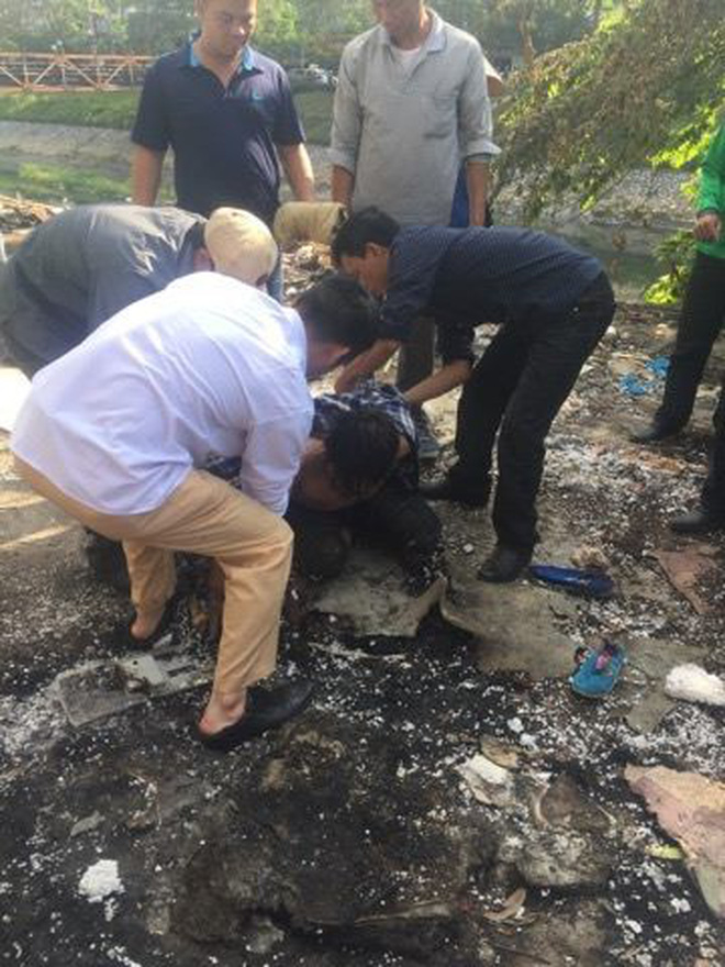 Hà Nội: Người đàn ông nghi ngáo đá nhảy xuống sông Tô Lịch, may mắn được công an và người dân cứu sống