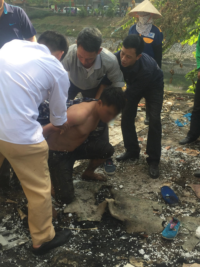 Hà Nội: Người đàn ông nghi ngáo đá nhảy xuống sông Tô Lịch, may mắn được công an và người dân cứu sống