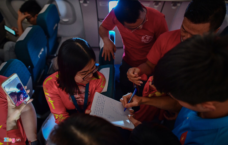 Chuyến bay về nước vui vẻ của thầy trò HLV Park Hang-seo