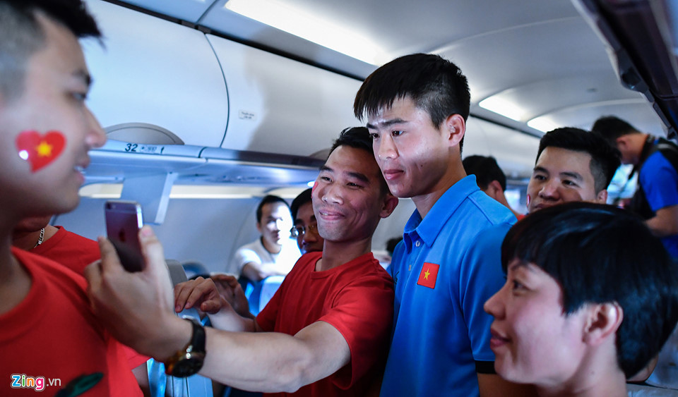 Chuyến bay về nước vui vẻ của thầy trò HLV Park Hang-seo