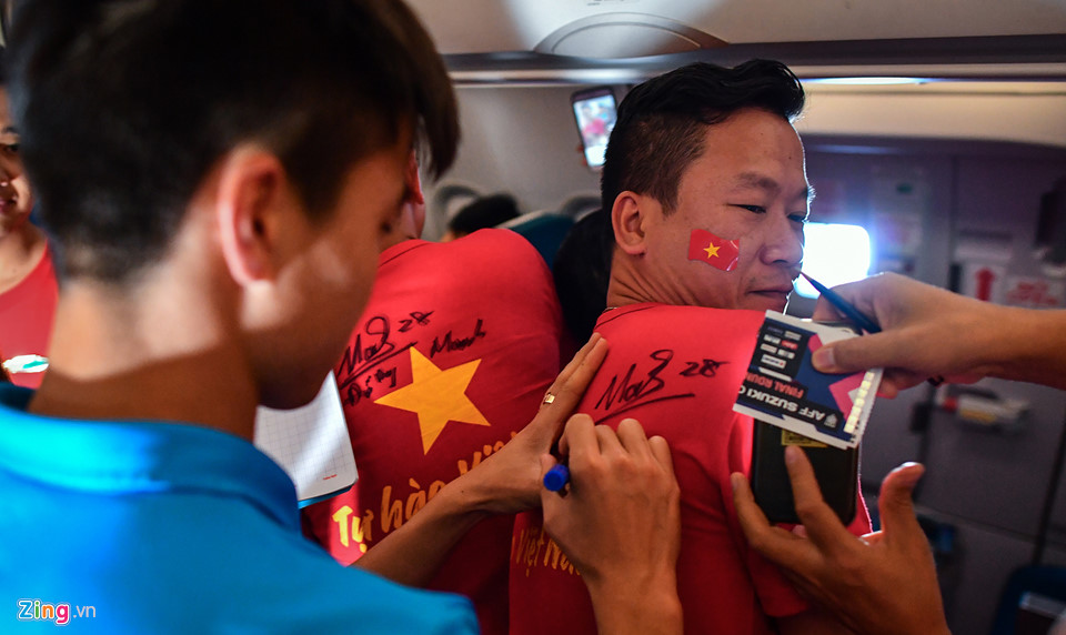 Chuyến bay về nước vui vẻ của thầy trò HLV Park Hang-seo