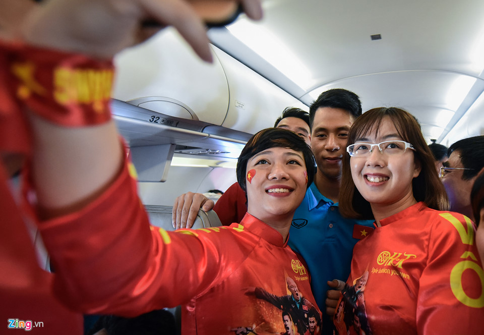 Chuyến bay về nước vui vẻ của thầy trò HLV Park Hang-seo