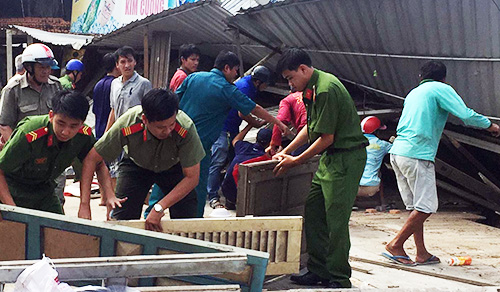 Nhiều người tháo chạy khi dãy nhà ở An Giang sụp xuống sông