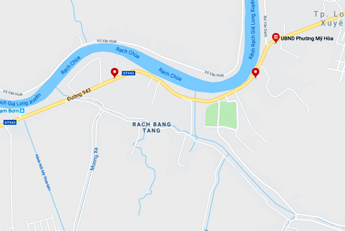 Nhiều người tháo chạy khi dãy nhà ở An Giang sụp xuống sông