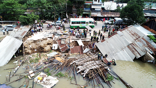 Nhiều người tháo chạy khi dãy nhà ở An Giang sụp xuống sông