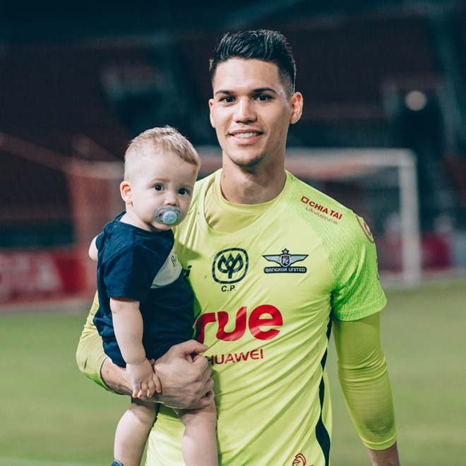 Thủ môn điển trai, cao 1,91 m của đội tuyển Philippines