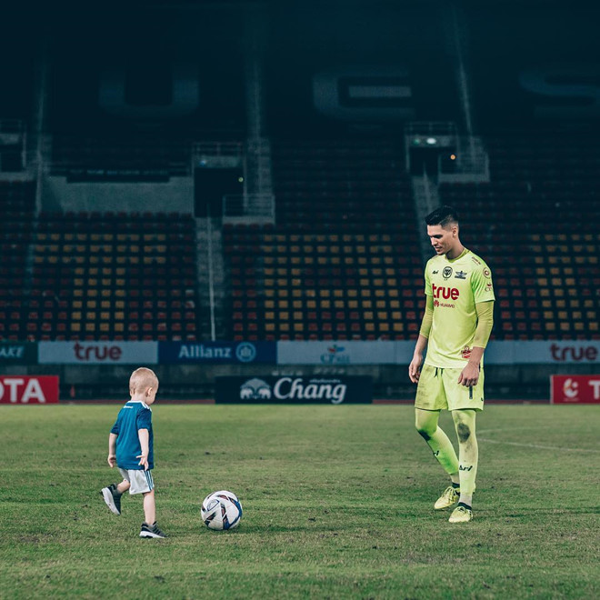 Thủ môn điển trai, cao 1,91 m của đội tuyển Philippines