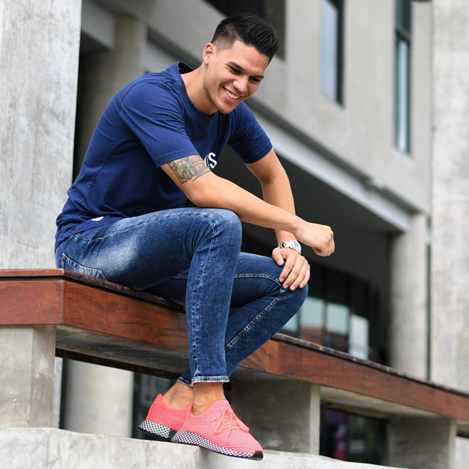 Thủ môn điển trai, cao 1,91 m của đội tuyển Philippines