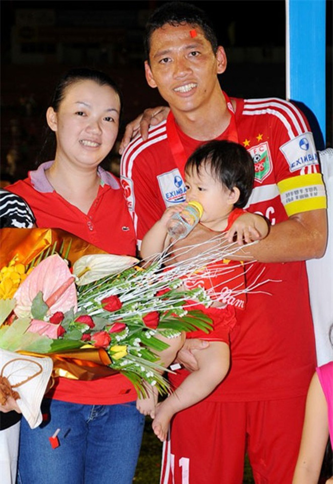 Vợ tiền đạo Anh Đức: Phía sau một cầu thủ nổi tiếng kiêm doanh nhân thành đạt là bóng dáng một nội tướng thầm lặng