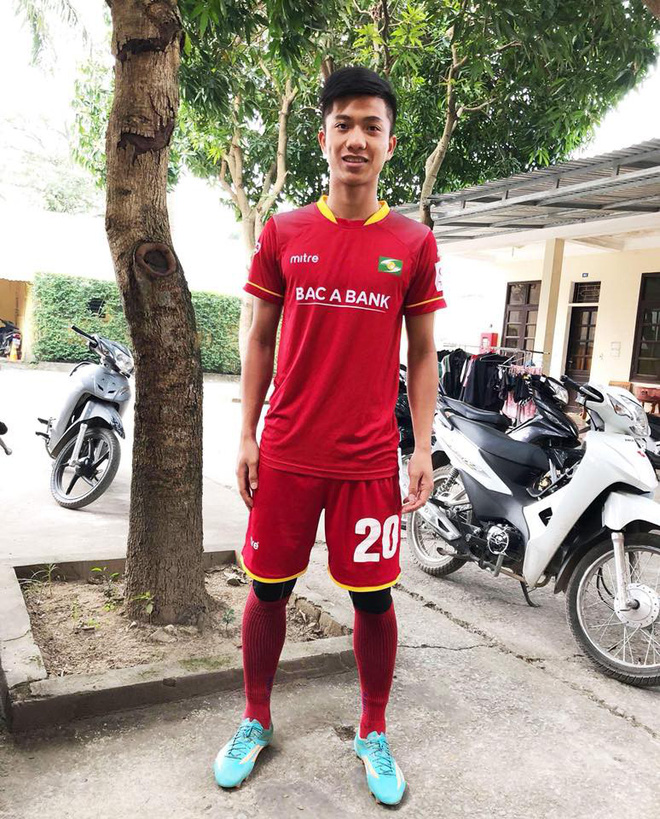 Những gạch đầu dòng siêu đáng yêu về Phan Văn Đức: Thánh ngơ, nghiện vuốt tóc, selfie 1001 kiểu như 1