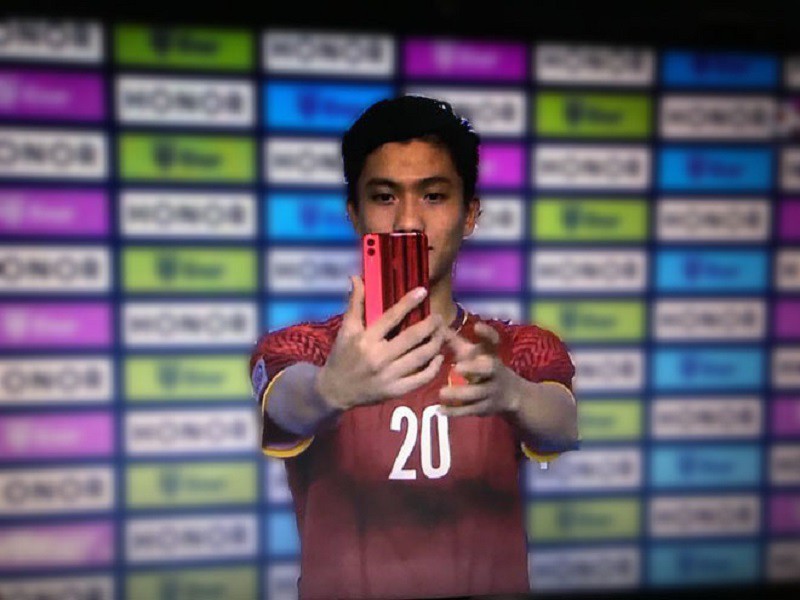 Những gạch đầu dòng siêu đáng yêu về Phan Văn Đức: Thánh ngơ, nghiện vuốt tóc, selfie 1001 kiểu như 1