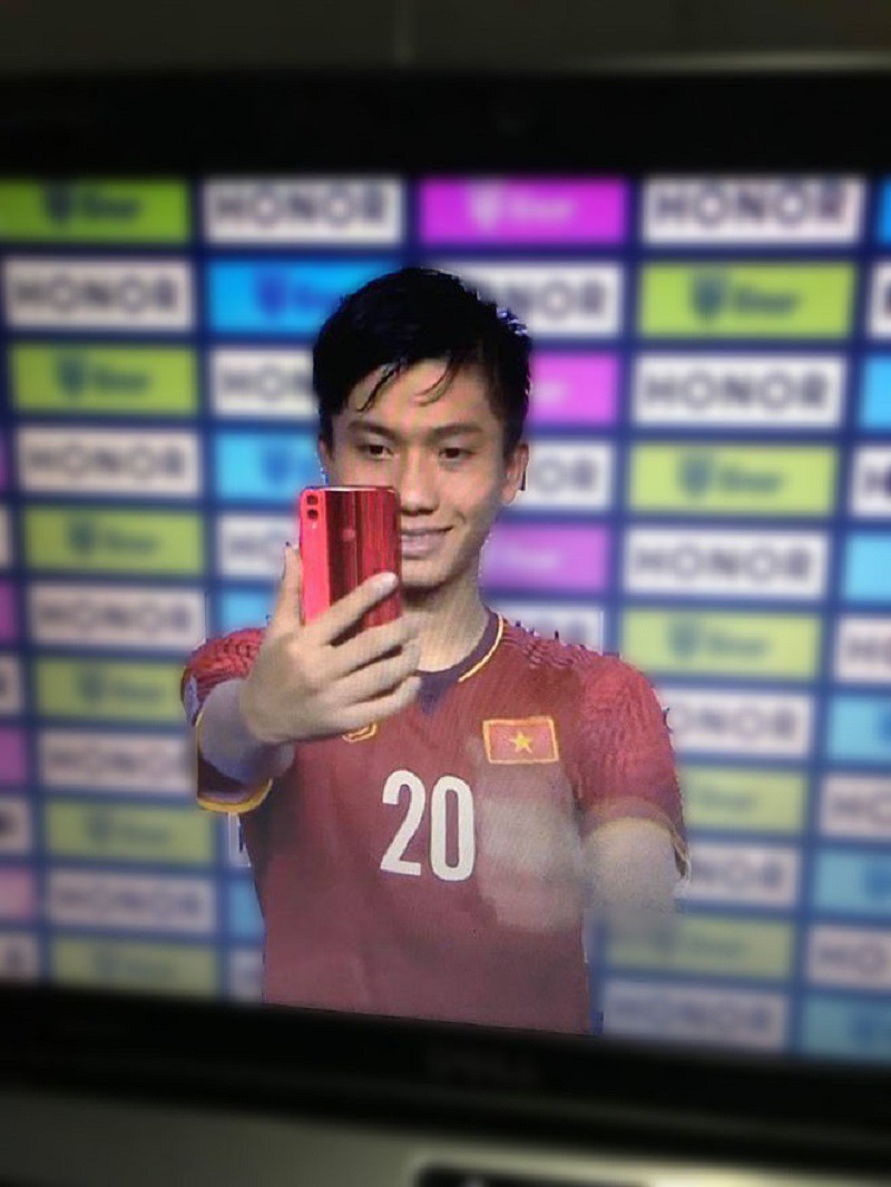 Những gạch đầu dòng siêu đáng yêu về Phan Văn Đức: Thánh ngơ, nghiện vuốt tóc, selfie 1001 kiểu như 1