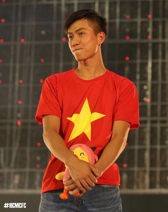 Những gạch đầu dòng siêu đáng yêu về Phan Văn Đức: Thánh ngơ, nghiện vuốt tóc, selfie 1001 kiểu như 1