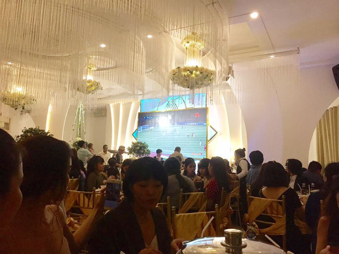 Cô dâu chú rể bật bóng đá ngay trong đám cưới, cùng quan khách nhiệt tình cổ vũ cho đội tuyển Việt Nam trận bán kết lượt đi